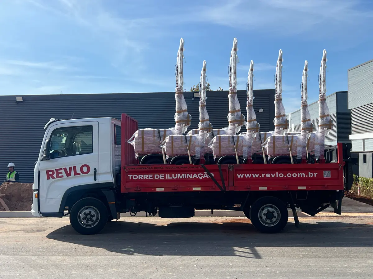 Caminhão de expedição da Revlo carregado com torres de iluminação móvel
